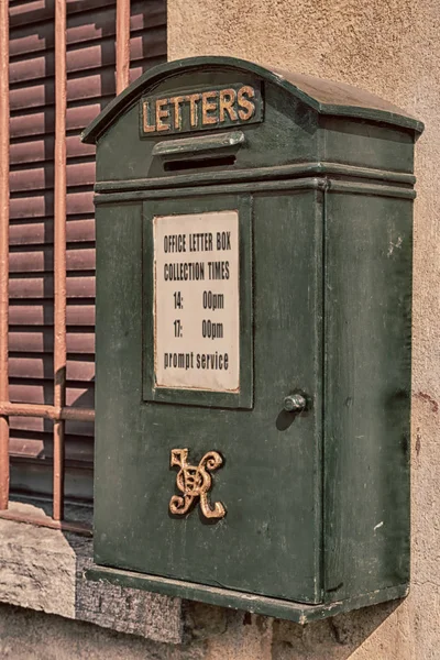 I Italien antika historiska vintage box inlägg — Stockfoto