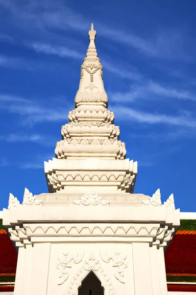 Ásia tailândia ensolarado templo céu e cores religi — Fotografia de Stock