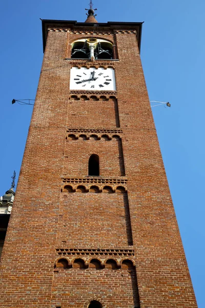 Busto itália a parede e torre da igreja sino dia ensolarado — Fotografia de Stock