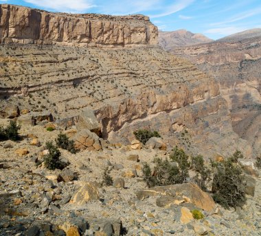 Umman eski dağ gorge ve kanyon derin bulutlu gökyüzü 