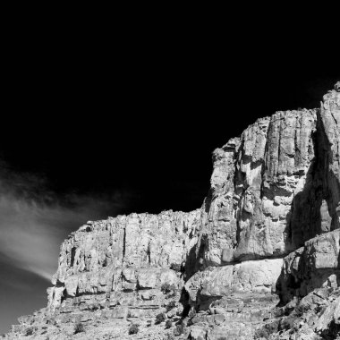 Umman eski dağ gorge ve kanyon derin bulutlu gökyüzü 