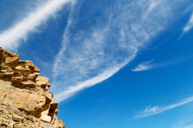 Umman eski dağ gorge ve kanyon derin bulutlu gökyüzü 