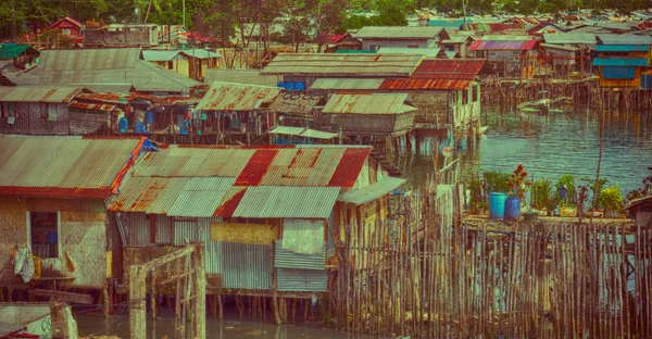 Dom w slumsach dla biednych ludzi — Zdjęcie stockowe