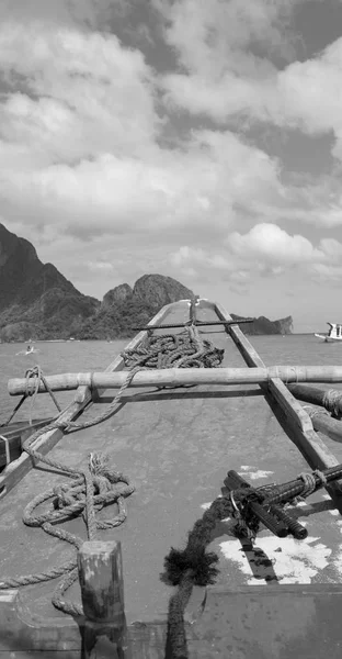 船の船首から島の丘 — ストック写真