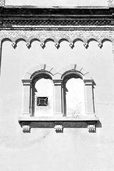 V Itálii starožitný historická okna — Stock fotografie
