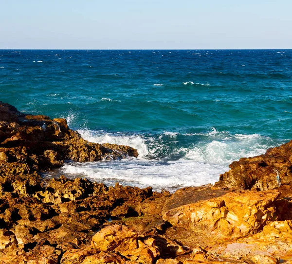 En Oman costa mar océano golfo roca y playa relajarse cerca del cielo —  Fotos de Stock