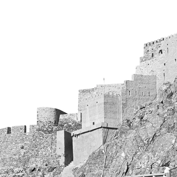 Dans oman muscat rock le vieux fort défensif battement ciel et — Photo