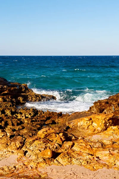En Oman costa mar océano golfo roca y playa relajarse cerca del cielo — Foto de Stock