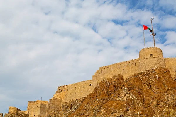 In oman muscat rock il vecchio forte difensivo battaglia cielo e — Foto Stock