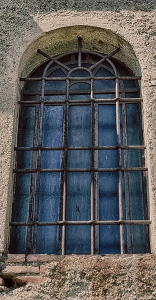 В итальянском старинном историческом окне — стоковое фото