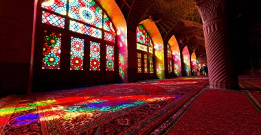 İran renklerde--dan pencere eşiği