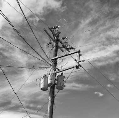 trafo ve tel bulutlu gökyüzü ile bir elektrik direği