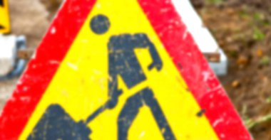 iş yerinde bir adam Güney Afrika yol sinyal