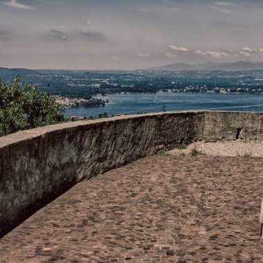İtalya manzara Panoraması göl ve dağ içinde 