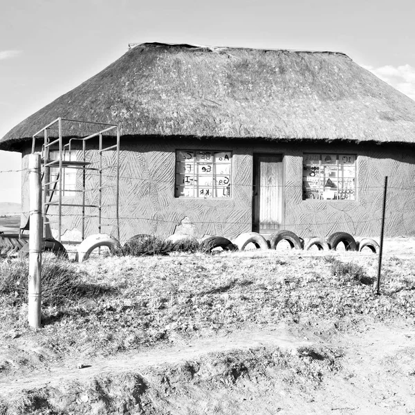 In lesotho  street village near   mountain — Stock Photo, Image