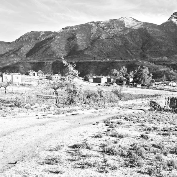 In lesotho straat dorp in de buurt van berg — Stockfoto