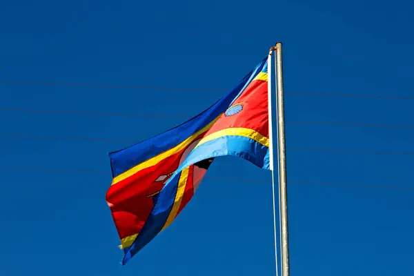 Im Swasiland Flagge und Himmel schwenkend — Stockfoto