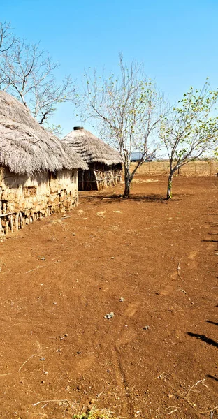 Em lesotho aldeia de rua perto do pátio — Fotografia de Stock