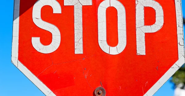 Nel segnale di stop e nel cielo — Foto Stock