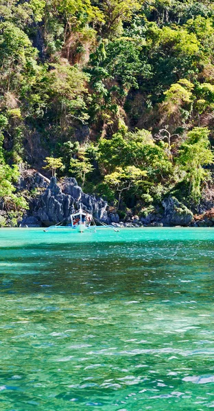 Desde un barco en hermosa costa panorámica mar y roca — Foto de Stock