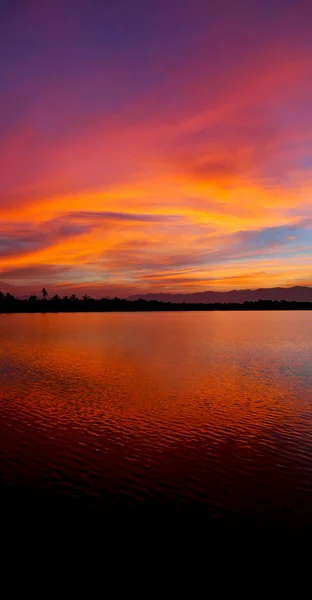 Vista da água do nascer do sol cheia de cores — Fotografia de Stock