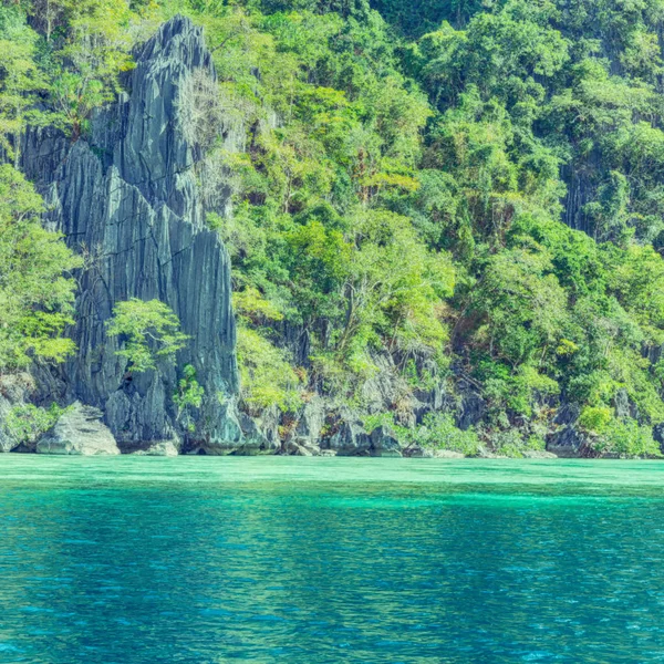 Från en båt i vackra panorama kustlinje havet och rock — Stockfoto