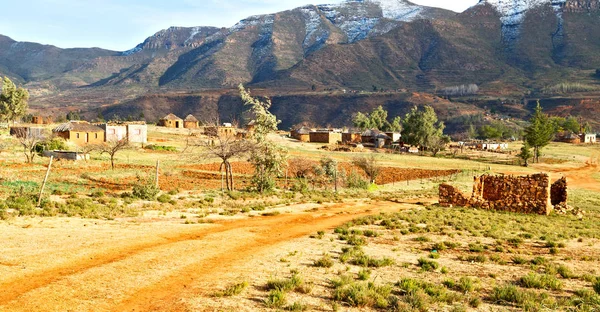 I lesotho street by nära mountain — Stockfoto