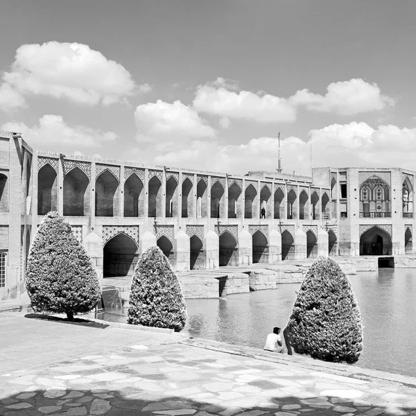 In iran the old bridge and the  river — Stock Photo, Image