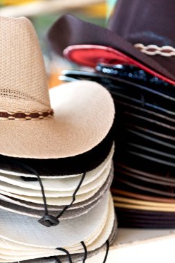   moda trandy şapka bir pazarda bir sürü