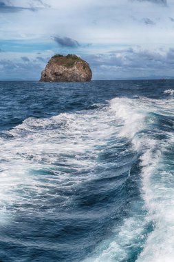   Tekne ve Pasifik Okyanusu görünümünden   