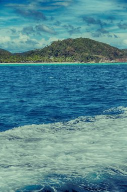   Tekne ve Pasifik Okyanusu görünümünden   