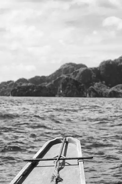 Widok na wzgórze wyspy od dziób łodzi — Zdjęcie stockowe