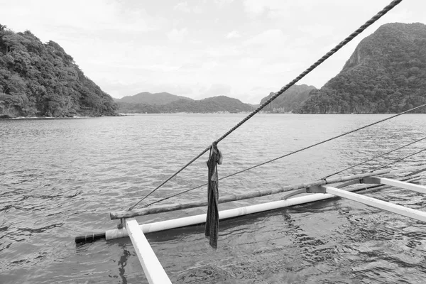 Vista de la colina de la isla desde la proa de un barco —  Fotos de Stock