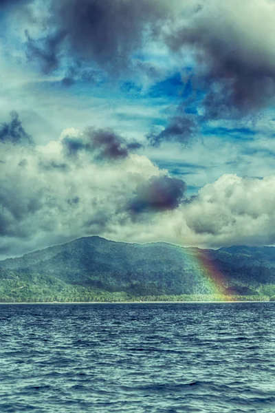 Rainbow ocean ve arka planda Adası — Stok fotoğraf