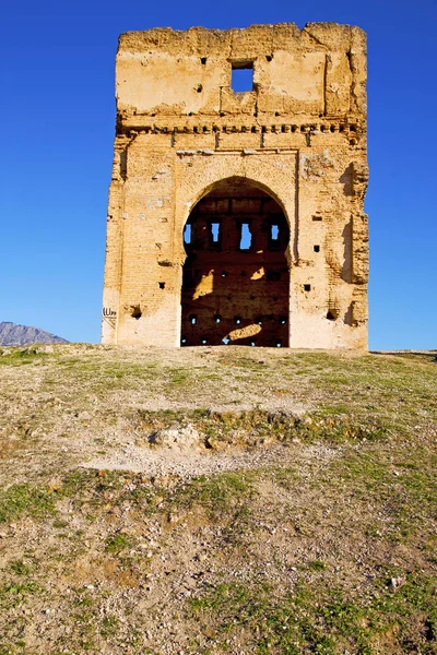 Vieille ruine dans la construction brune africa marocco et ciel près — Photo