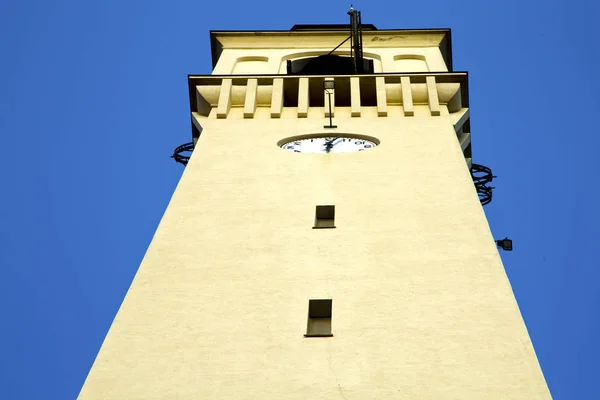 Стена и церковная башня солнечные — стоковое фото