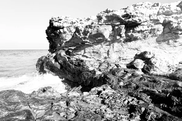 I oman kusten havet ocean gulf rock och stranden koppla av nära himlen — Stockfoto