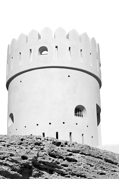 V Ománu muscat rock staré obranné pevnosti battlesment oblohu a — Stock fotografie