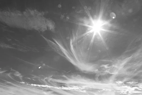 Im wolkenverhangenen Himmel und im leeren Raum — Stockfoto