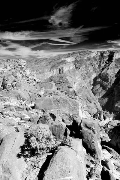 In der alten Gebirgsschlucht und im Canyon am tief bewölkten Himmel — Stockfoto