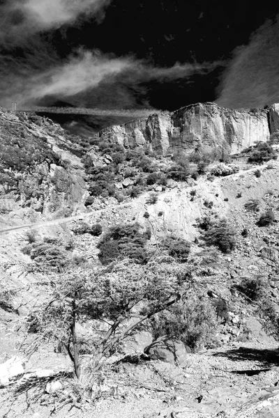 En Oman el viejo barranco de la montaña y el cañón el cielo nublado profundo — Foto de Stock