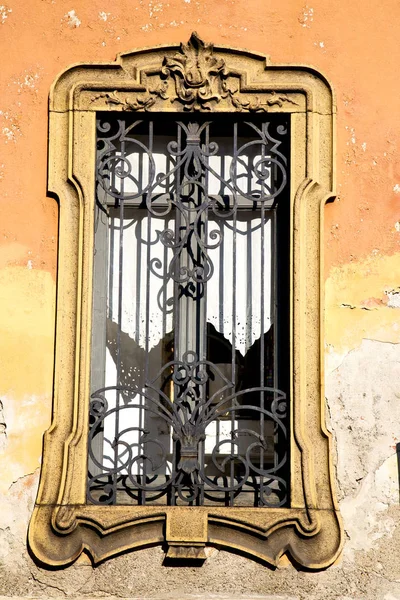 Милане Старое Окно Закрылось Решеткой — стоковое фото
