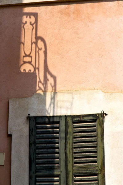 快门欧洲意大利伦巴第大区米兰老窗口封闭的砖抽象壁炉里 — 图库照片