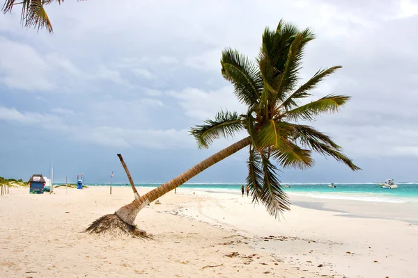 Praia paradisíaca em lagoa azul relaxar e barco — Fotografia de Stock