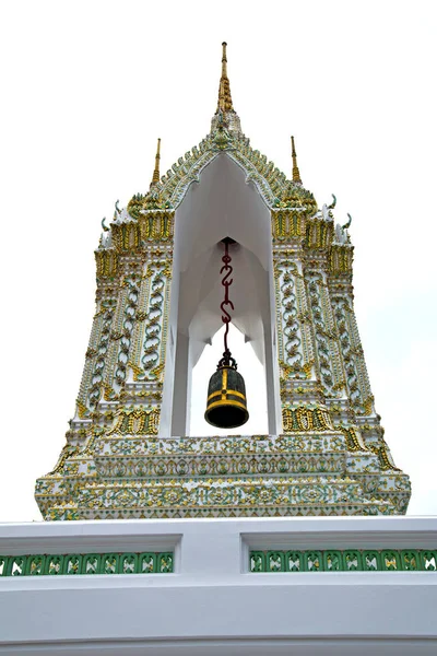 Trottoaren guld templet bälte av templet — Stockfoto