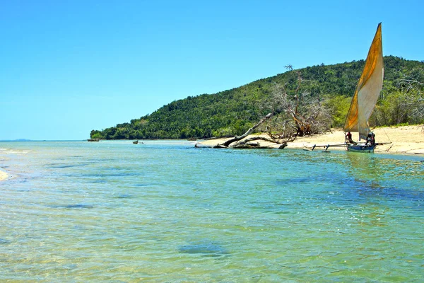 Pirogue beach tång Indiska oceanen och rock — Stockfoto