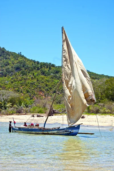 Pirogue Strand Algen indischen Sand Insel Himmel und Felsen — Stockfoto