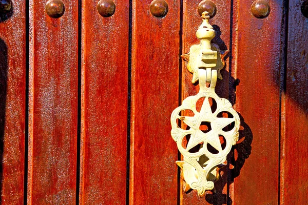 アフリカの赤い古い木製ファサード ホームとさびた安全南京錠 — ストック写真