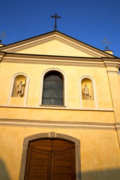 バラ窓イタリア ロンバルディア州 samarate の古い教会 — ストック写真