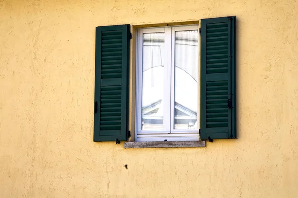 Obturador europa itália lombardia o milano velho janela cl — Fotografia de Stock